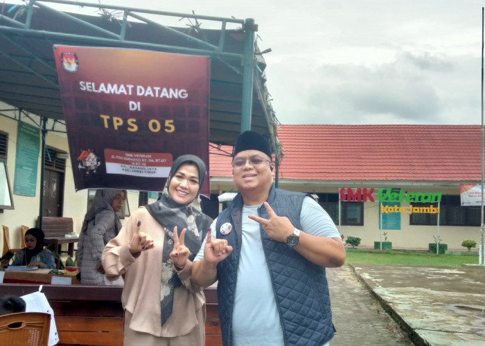 Bersama Istri, Calon Wakil Walikota Andi Muhammad Guntur Coblos di TPS 5 Kelurahan Kasang Jaya