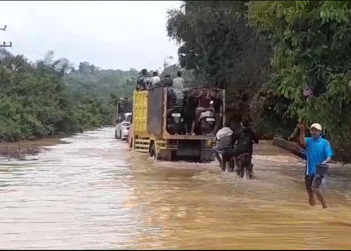 Banjir Di Sarolangun, Hingga Senin Pagi Akses Jalan Sarolangun - Jambi Masih Tergenang