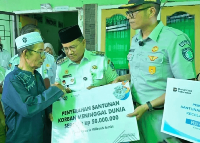 Pastikan Hak Terpenuhi, Wali Kota Maulana Serahkan Santunan Kepada Keluarga Korban Kecelakaan KRL