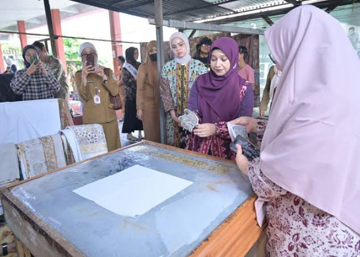 Upaya Penguatan SDM di Kota Jambi, Ketua Dekranasda Nadiyah Resmi Buka Pelatihan Keterampilan Membantik