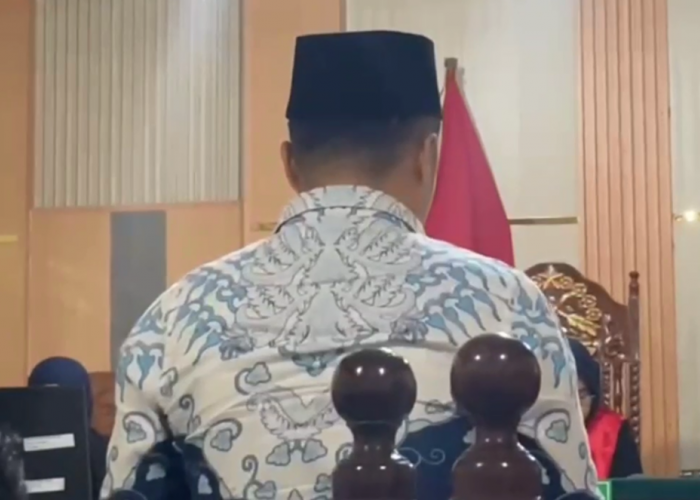 Yuses, Terdakwa Korupsi PJU Kerinci Menangis Saat Bacakan Pledoi di Pengadilan Negeri Jambi