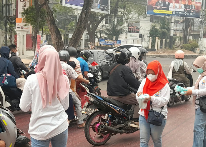 Dinkes Provinsi Jambi Bagikan 2.000 Masker dan Siapkan Posko Kesehatan Darurat Antisipasi Kabut Asap