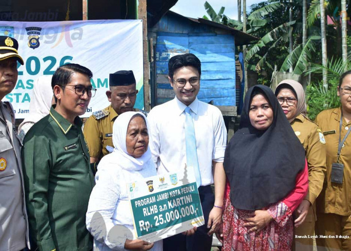 Wujudkan Hunian Yang Layak Bagi Masyarakat, Wawako Diza Serahkan Bantuan Bedah Rumah Bagi Lansia