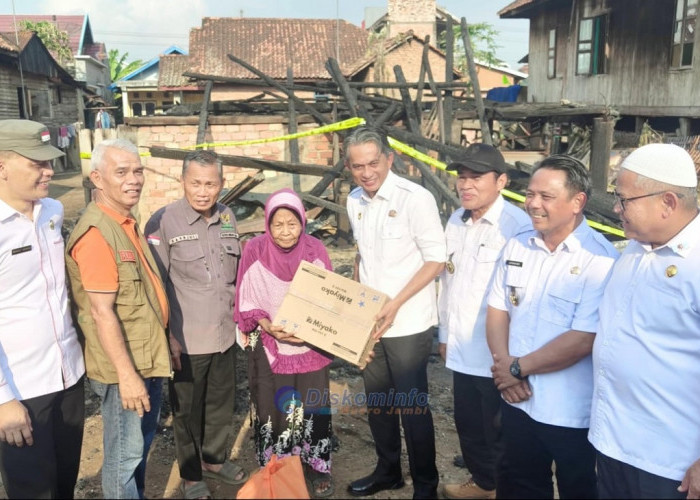 Rumah Warga di Muara Kumpeh Ludes Terbakar, Wabup Muaro Jambi Turun Langsung Salurkan Bantuan