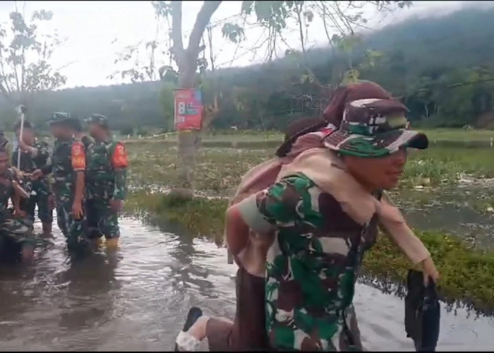 Sudah 3 Minggu Kerinci Terendam Banjir, Anggota TNI Gendong Sejumlah Pelajar Terobos Banjir