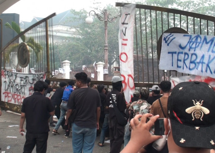 Gerbang Kantor Gubernur Jambi Di Jebol, Demo Kabut Asap Berujung Water Cannon 