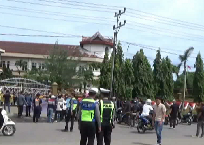 Pasca Penggerebekan Anggota DPRD  Massa Geruduk Gedung Dprd Batang Hari