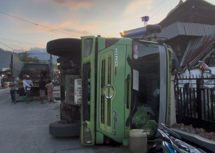 Truk Fuso Bermuatan Puluhan Ton Tiba Tiba Terbalik  Di Jalan Sungai Bungkal