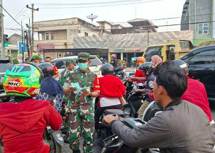 Asap Karhutla Mulai Ganggu Aktivitas, Danrem 042/Garuda Putih Turun Bagikan Masker