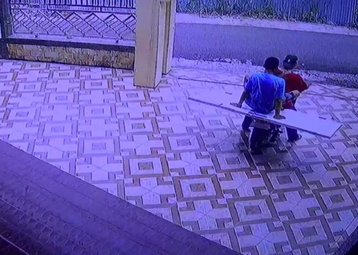 Astaghfirullah!!! Pintu Toilet Masjid Digondol Maling, Aksi Pelaku Terekam CCTV