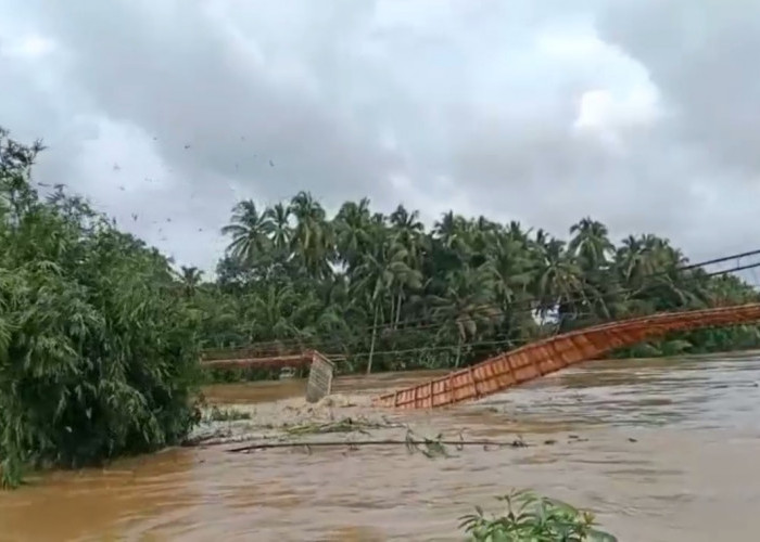 Dampak Banjir Bandang Sarolangun, Sejumlah Jembatan Gantung Putus dan Tiang Penyangga Jembatan Betrix Patah
