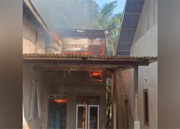 Korsleting Listrik Picu Kebakaran Hebat di Muara Bulian, 1 Rumah Warga Ludes Terbakar