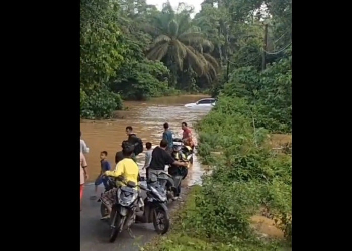 Nekat Terobos Banjir di Dusun Tanjung Belit, Mobil Kepala Dusun Mogok di Tengah Banjir