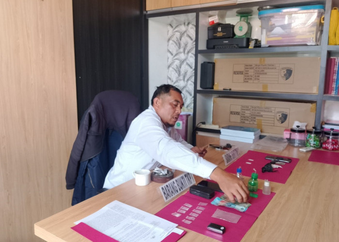 Edarkan Sabu di Kebun Sawit, Seorang Pengedar Ditangkap Bersama Dua Pemakai