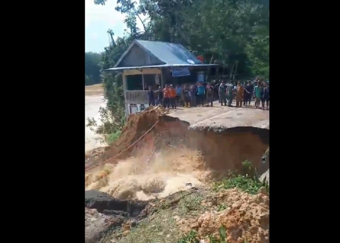 Jalan Rantau Pandan Bungo Sengaja Diputus Agar Rumah Warga Tidak Kebanjiran