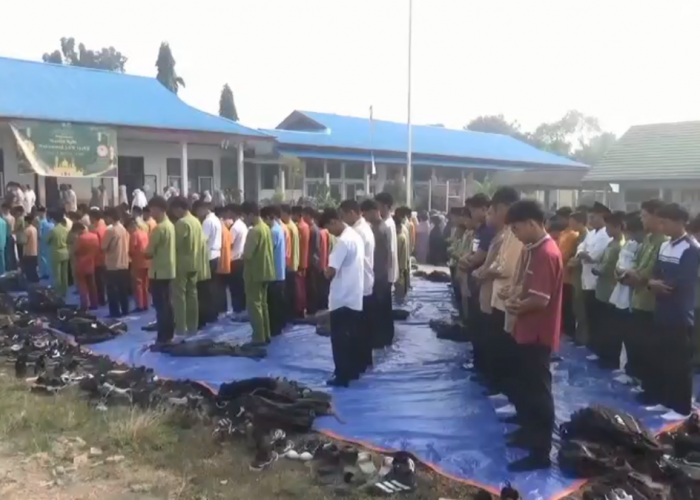 Kabut Asap Makin Pekat, Ratusan Pelajar SMA Muaro Jambi Gelar Salat Istisqa