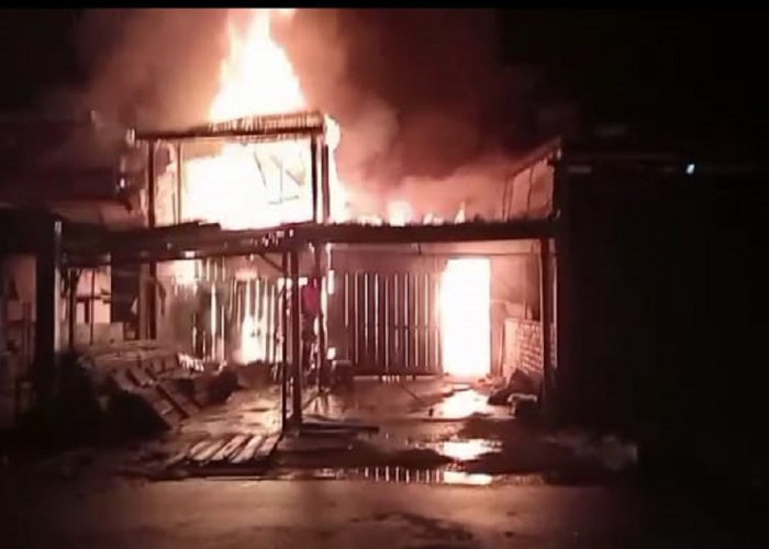Kebakaran Hebat Hanguskan 15 Rumah Warga di Pandan Jaya, Diduga Akibat Korsleting Listrik