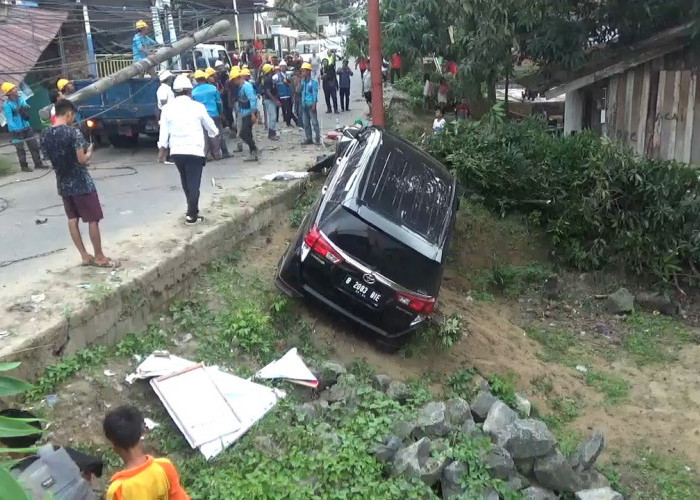 Mobil PNS Muaro Jambi Tabrak Tiang Listrik di Lorong Pattimura, Diduga Sopir Mengantuk Saat Berkendara