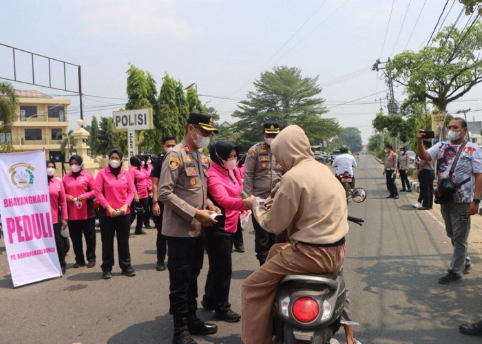 Peduli Kabut Asap, Kapolres Bungo Bagikan 1.000 Masker kepada Warga dan Pengendara