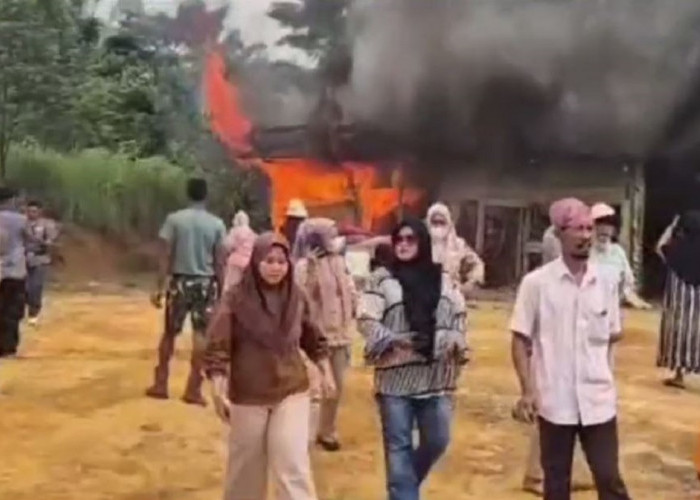 Diduga Jadi Tempat Prostitusi, Belasan Warung Remang-Remang Di Muaro Jambi Dibakar Massa