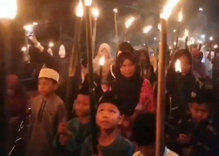 Peringatan Tahun Baru 1 Muharram 1446H, Warga Desa Tuo Ilir Gelar Pawai Obor