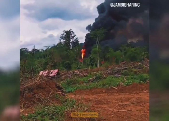 Sumur Minyak Ilegal di Desa Jebak Kabupaten Batanghari Kembali Terbakar