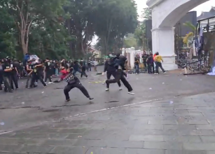 Demo Karhutla di Jambi Memanas, Massa Lempari Polisi dengan Kotoran Sapi