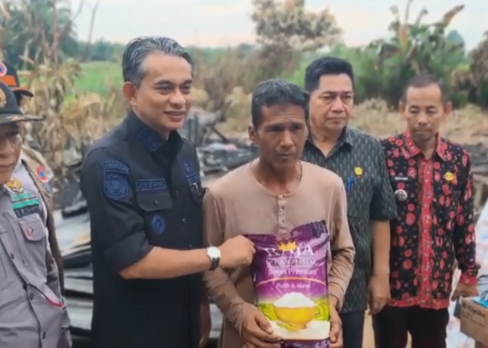 Tiga Rumah Hangus Terbakar, Pemkab Muaro Jambi Serahkan Bantuan untuk Korban