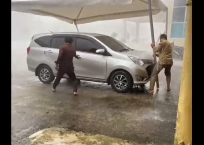 Badai Disertai Hujan Es Terjang Kuala Tungkal, Sejumlah Rumah Roboh Dan Rusak Parah