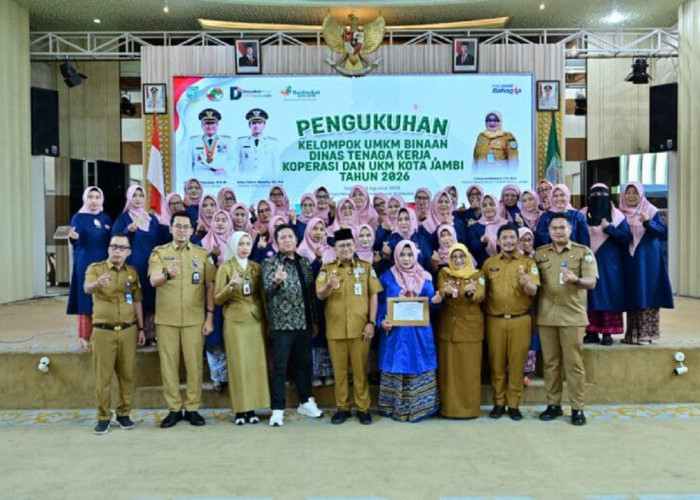 Dorong UMKM Naik Kelas dan berdaya Saing Wali Kota Maulana kukuhkan 35 kelompok UMKM Binaan