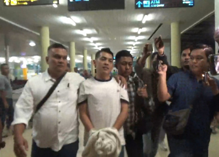 Tiba di Bandara Sultan Thaha Jambi, Ko Apex Dikawal Polisi dengan Tangan Diborgol Ditutupi Pakaian