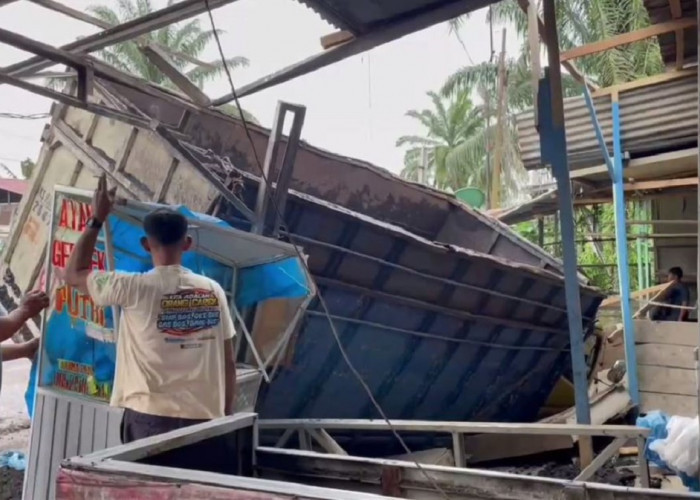 Truk Muatan Batubara Hantam Warung Warga Di Muara Bulian