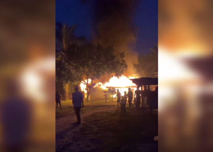 Tinggalkan Kompor Sedang Menyala, Satu Rumah Warga Desa Makmur Ludes Dilahap Api 