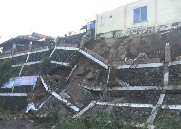Longsor Terjadi di Sungai Bengkal, 2 Rumah Warga Terancam Ambruk 