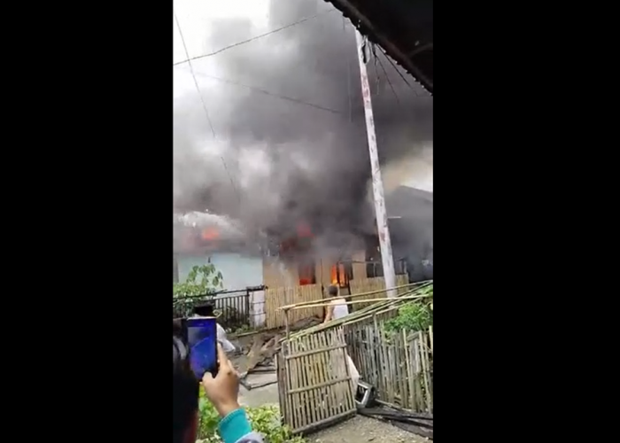 4 Rumah Warga Desa Pendung Hilir Dilalap Si Jago Merah