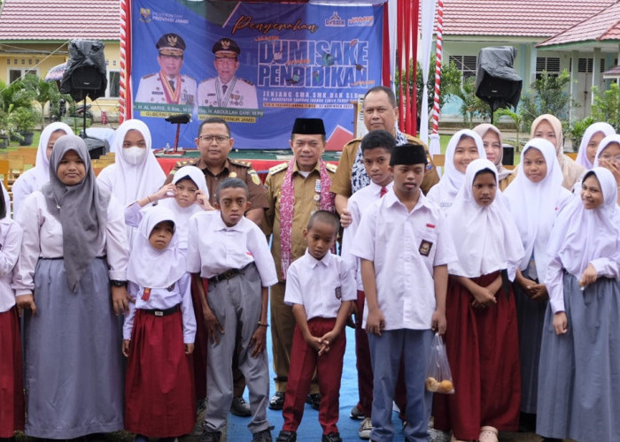 Gubernur Al Haris Berikan Bantuan Pendidikan Dumisake Untuk 17 Sekolah di Tanjung Jabung Timur