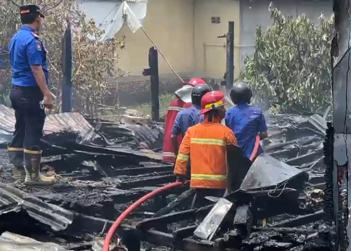 6 Unit Bedeng Hangus Terbakar di Sijenjang, Satu Orang Nenek Sempat Dikabarkan Berada di Dalam