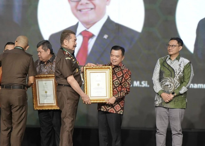 Jaksa Agung Burhanuddin Berikan Penghargaaan Kepada Gubernur Jambi Al Haris, Anugerah R.Soeprapto Award 2024