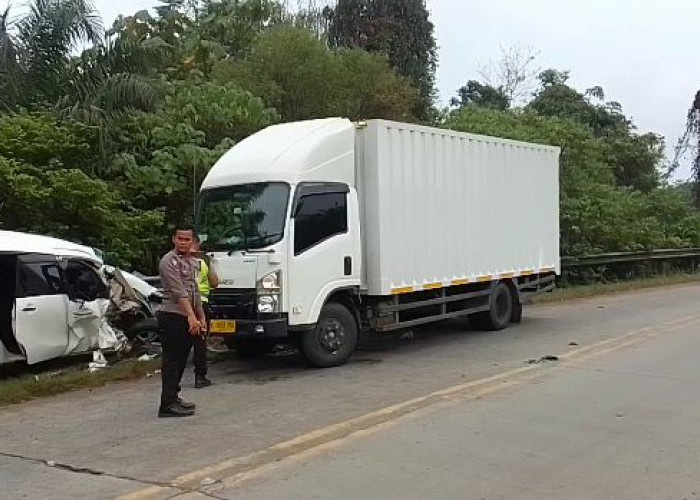 Mobil Paket Box Tabrak Mini Bus, 2 Orang di Larikan ke RS STS Tebo