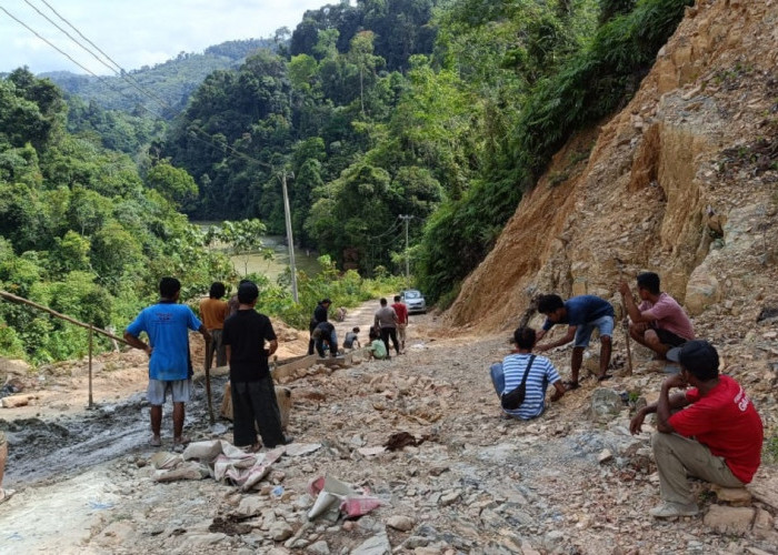 Akses Jalan Menuju 7 Desa Di Sarolangun Rusak, Warga Swadaya Perbaiki Sendiri 