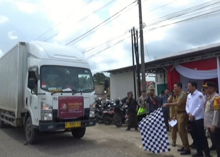 Keberangkatan Logistik Dilepas Bupati Mhd. Fadhil Arief