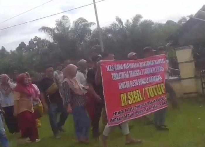 Desak Kades Mundur, Puluhan Warga Sungai Rambai Segel Kantor Desa 