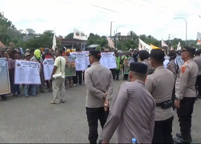 HARI TANI NASIONAL 2025 LONGMARCH PETANI TEBO TERHENTIDI GERBANG KANTOR BUPATI TEBO