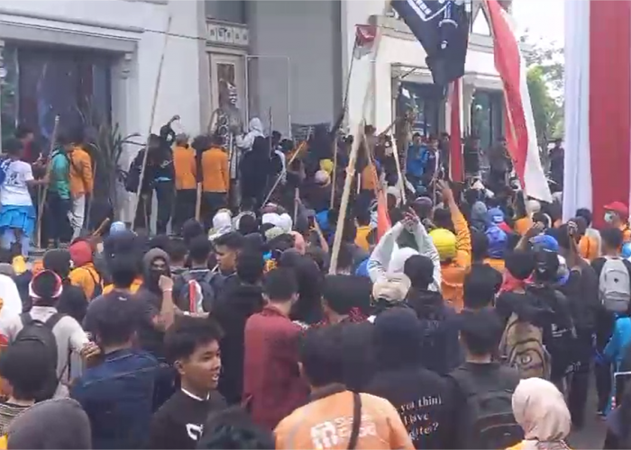 Gerbang DPRD Diterobos, 500 Personel Dikerahkan Redam Kericuhan