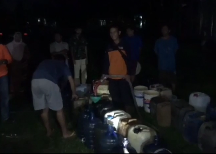 Dilanda Kekeringan, Warga Kecamatan Mestong Antre Hingga Malam Untuk Dapat Air Bersih 