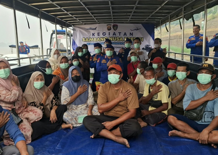 Ditpolairud Polda Jambi Sambangi Warga, Bagikan Masker dan Sembako di Tengah Kabut Asap