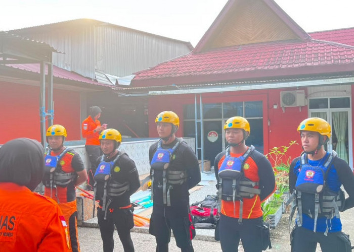 Mobil Travel Jurusan Padang-Jambi Tercebur ke Sungai Batanghari, 1 Orang Terjebak di Dalam Kendaraan