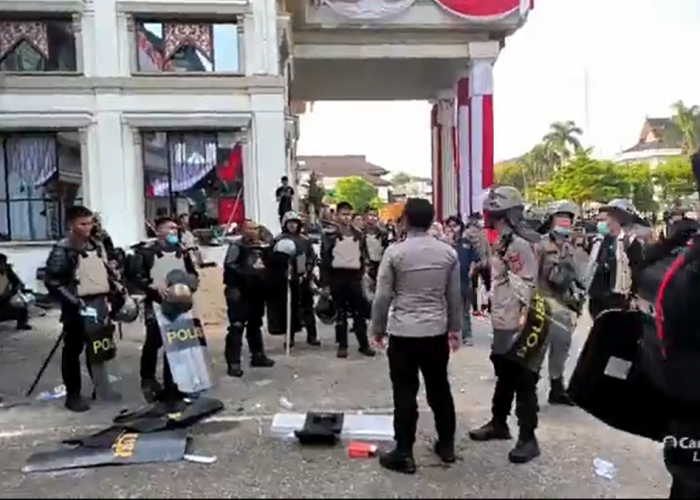 Polisi Terluka saat Demo Ricuh di Jambi