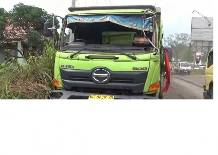 Truk Tronton Diduga Over Kapasitas Tabrak Toko Manisan, Sopir Melarikan Diri