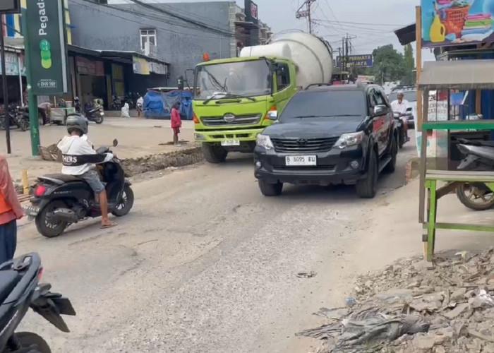 Jalan 16 Kelurahan Rawasari Rusak Ganggu Pengendara dan Sebabkan Kemacetan 